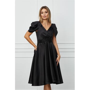 Rochie neagra cu umeri bufanti si broderie in talie