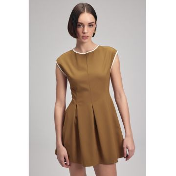 Rochie mini evazata cu garnituri contrastante