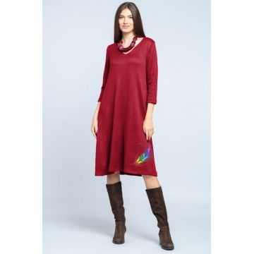 Rochie A line midi, din jerseu moale cu imprimeu pana, rosu inchis