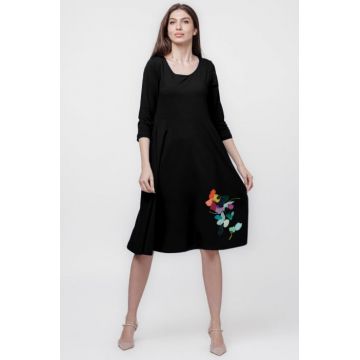 Rochie clos, taiata in talie, cu buzunare ascunse, din bumbac, negru cu imprimeu floare stilizata