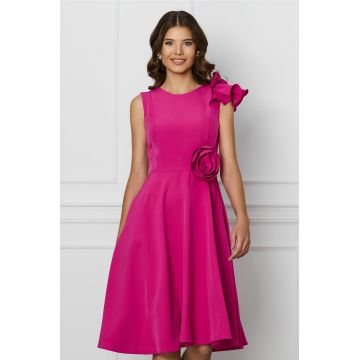 Rochie fucsia cu floare in talie si volanas pe un umar