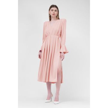 Rochie midi corai cu pliuri si umeri proeminenti