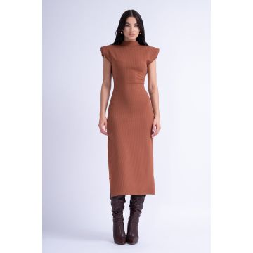 Rochie Midi Maro cu Umeri Supradimensionati si Slit Lateral