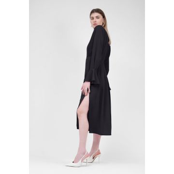 Rochie midi neagra cu pliuri si umeri proeminenti