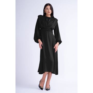 Rochie Midi Neagra cu Umeri Proeminenti si Pliuri