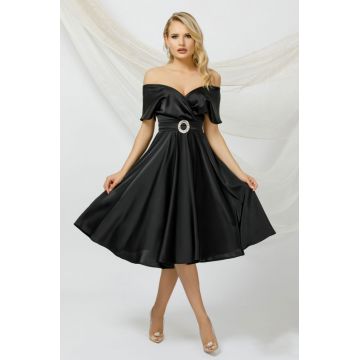 Rochie de ocazie neagra in clos confectionata din material fluida