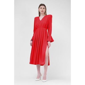 Rochie midi rosie cu pliuri si umeri proeminenti