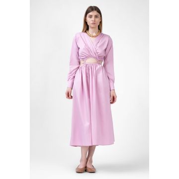 Rochie midi roz pastel cu decupaj in zona taliei