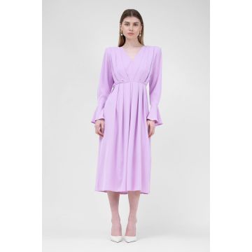 Rochie midi roz pastel cu pliuri si umeri proeminenti