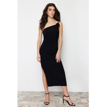 Rochie midi cambrata cu decolteu pe un umar