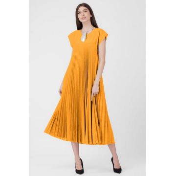 Rochie plisata A-line lunga, material fin si usor creponat, galben turmeric