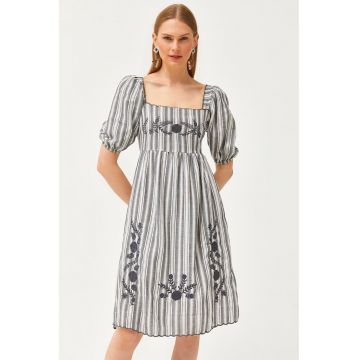 Rochie in dungi cu broderie florala