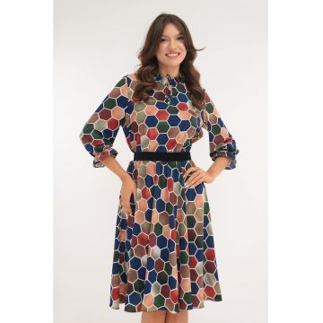 Rochie clos cu print geometric bordo-bleumarin