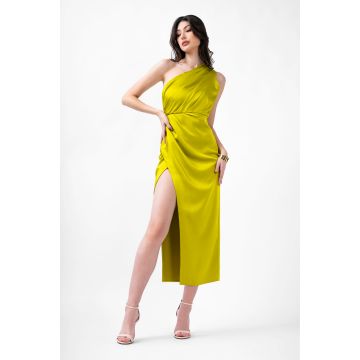 Rochie midi lime pe un umar cu crapatura pe picior