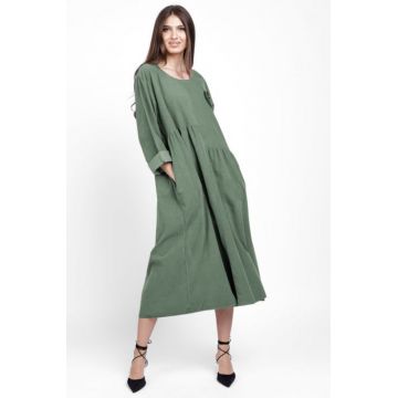 Rochie din catifea reiata, cu taieturi asimetrice si floare aplicata, verde pastel