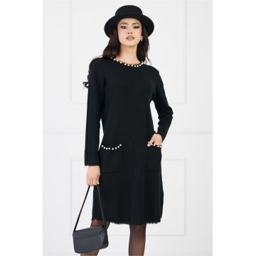 Rochie Adina neagra din tricot cu perle la decolteu si buzunare