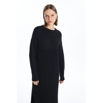 Rochie midi cu decolteu la baza gatului si slit lateral