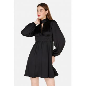 Rochie mini evazata cu decupaj frontal