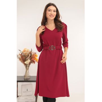 Rochie midi evazata bordo cu o curea in talie