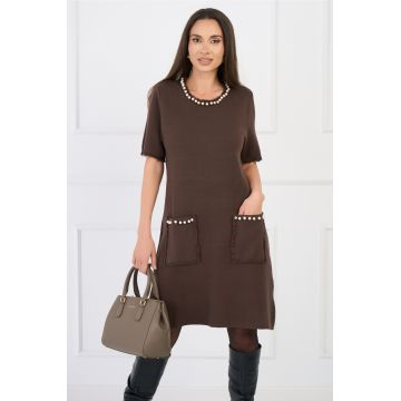 Rochie casual din tricot maro cu perle si maneci scurte