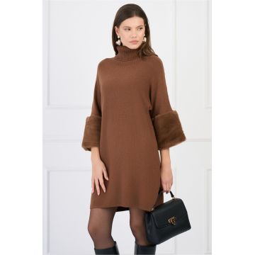 Rochie casual scurta din tricot maro cu blanita la maneci