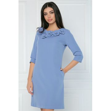 Rochie office din stofa bleu accesorizata cu floricele la bust