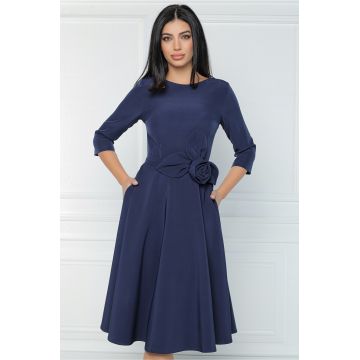 Rochie office din stofa bleumarin cu floare in talie