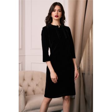 Rochie DY Fashion eleganta din catifea neagra cu funda si brosa la decolteu