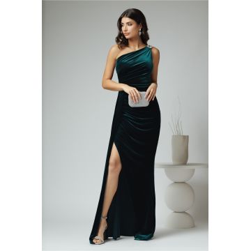 Rochie lunga eleganta din catifea verde pe un umar cu accesoriu stralucitor