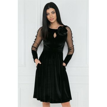 Rochie eleganta din catifea neagra cu maneci din tull si floare pe bust