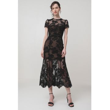 Rochie midi cu model floral si semitransparent si croiala pe bie