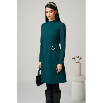 Rochie Moze office din stofa verde cu maneci din tricot si catarama in talie