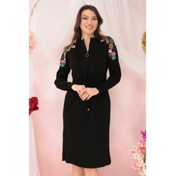 Rochie neagra tricotata cu flori multicolore brodate