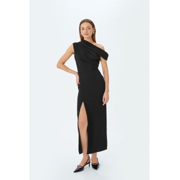 Rochie cu decolteu pe un umar si slit frontal