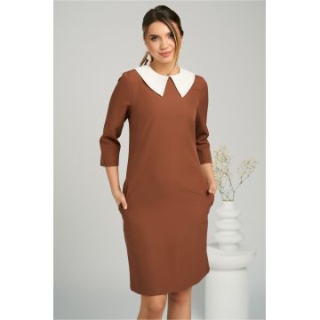 Rochie DY Fashion office din stofa maro cu guler alb