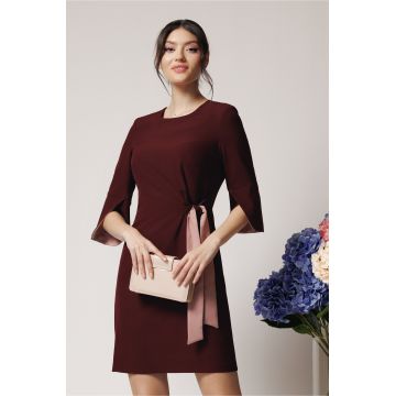 Rochie office din stofa bordo cu nod in talie si detalii roz