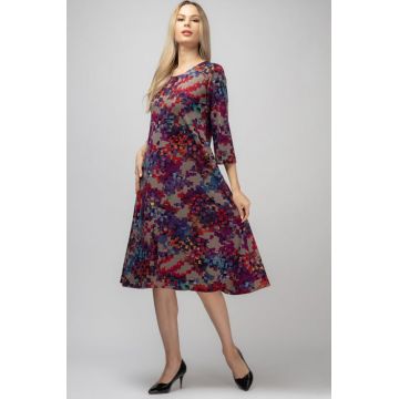 Rochie A line midi, fundal gri si imprimeu multicolor, din jerseu de vascoza