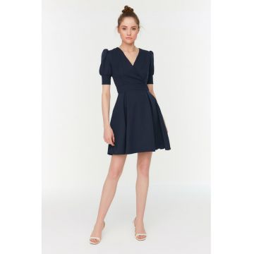 Rochie cambrata cu decolteu cache-coeur