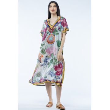 Rochie lunga de plaja tip poncho cu motive florale pe fond alb